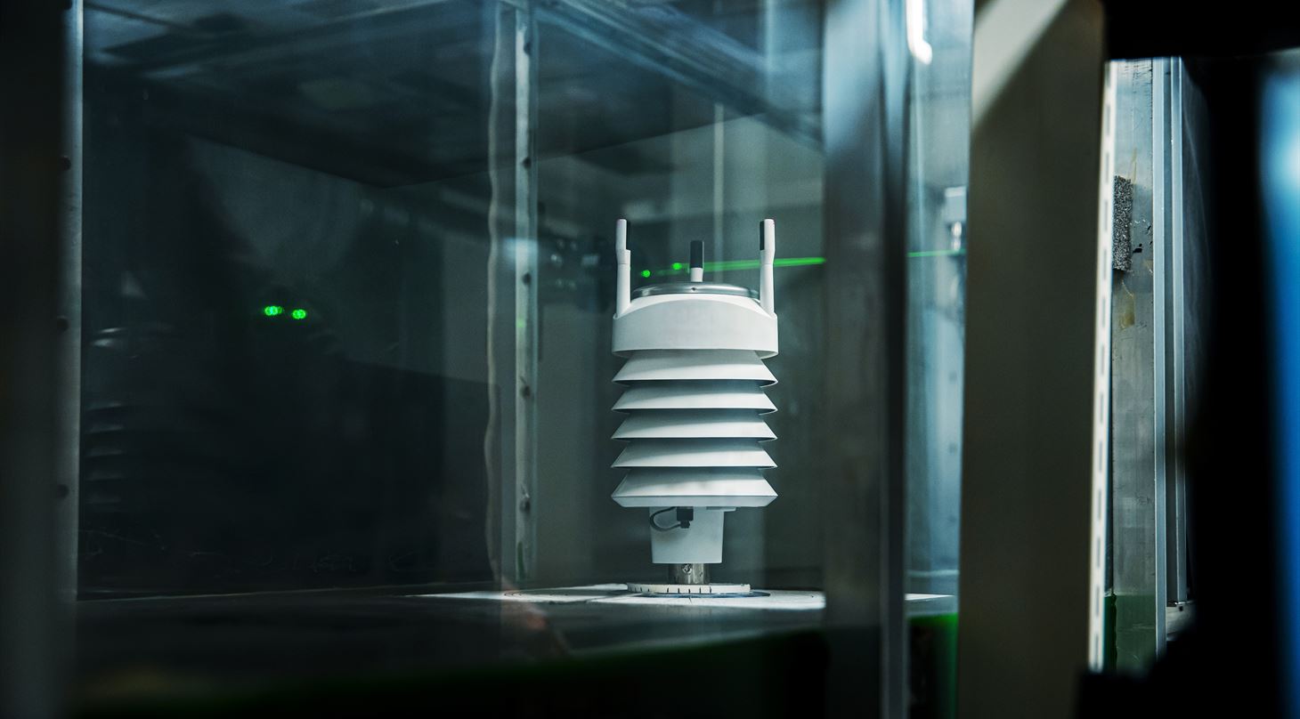 Vejrstation i laboratorie, hvor den belyses af laser